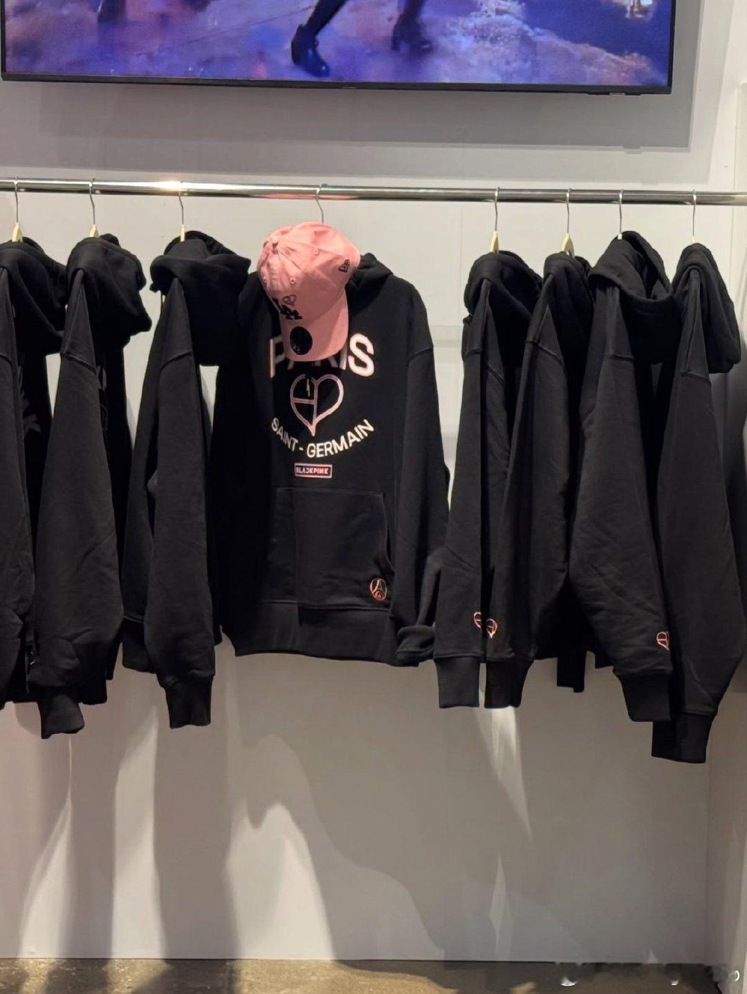 徐孝元：我去打卡了最近在圣水（Seongsu）最火的快闪店 🖤🩷据说这次的 