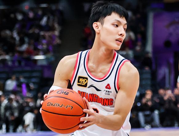 定海神针！还得你是球队的节奏掌控者。徐杰关键时刻连得8分打停浙江广厦，助广东客场