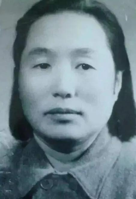 1937年，地主王学文发现一20多岁的女兵躺在家门口，见四下无人，他一下将女兵扛