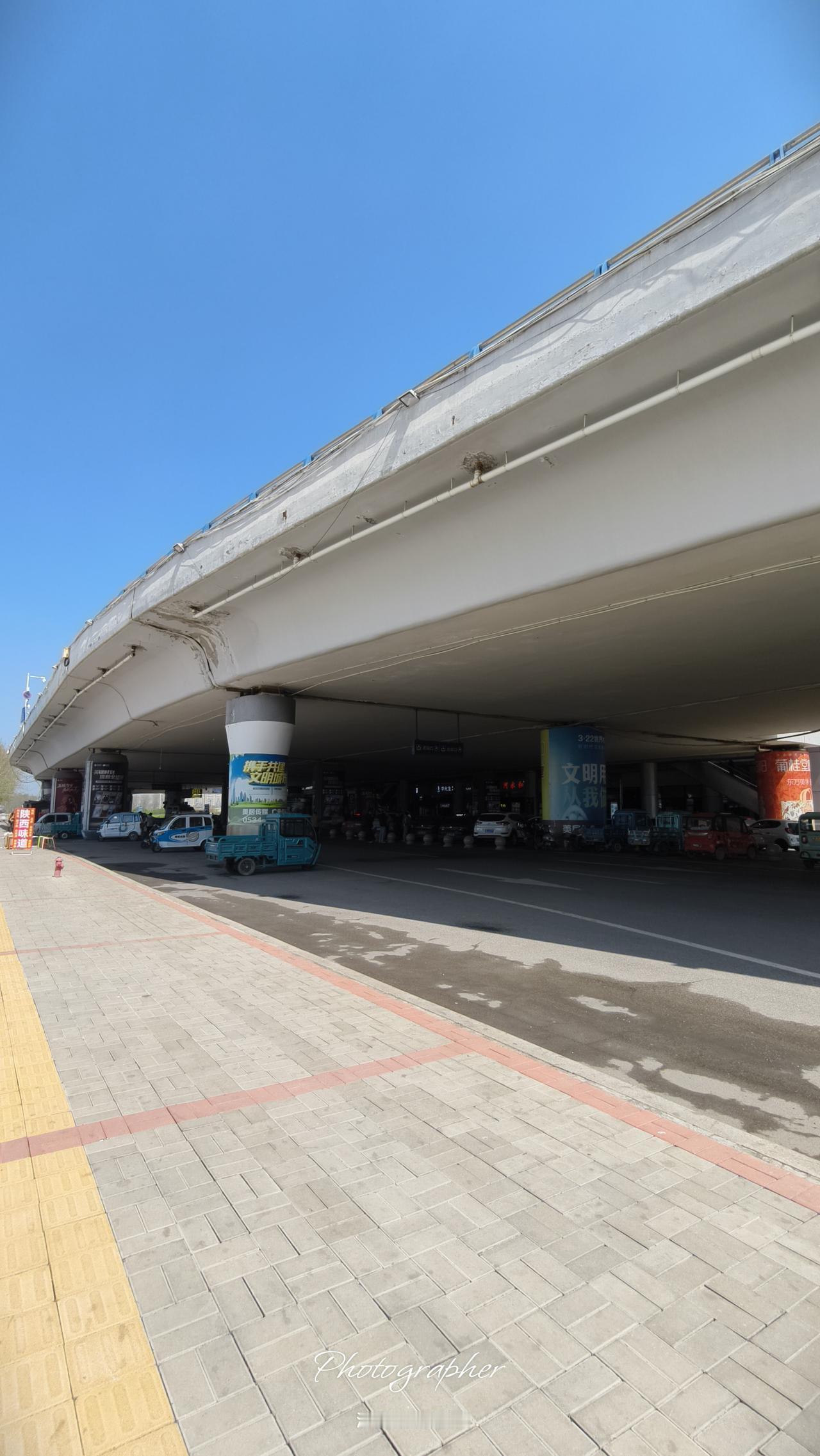 德州东站位于山东省德州市，是京沪高铁与石济高铁交汇的重要枢纽。车站于2011年7