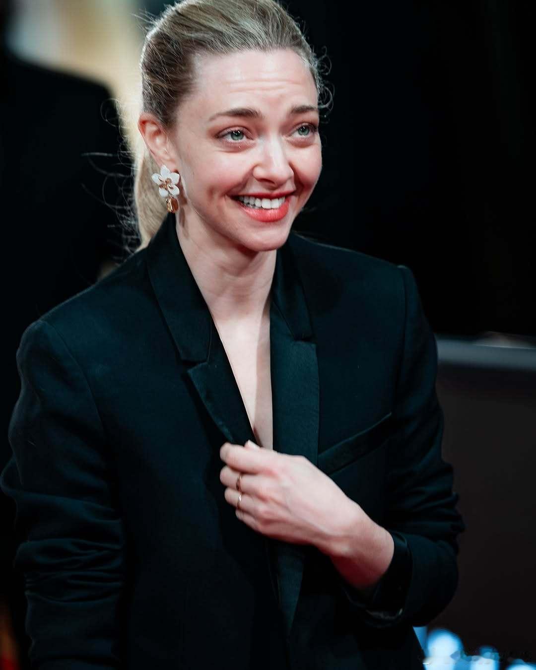 amanda seyfried 阿曼达塞弗莱德之前在沙特阿拉伯的利雅得出席《Li