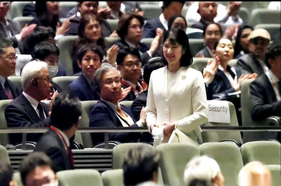 4月21日的日本世界兽医大会现场，天皇一家三口同框亮相。视线扫过去，雅子皇后和爱