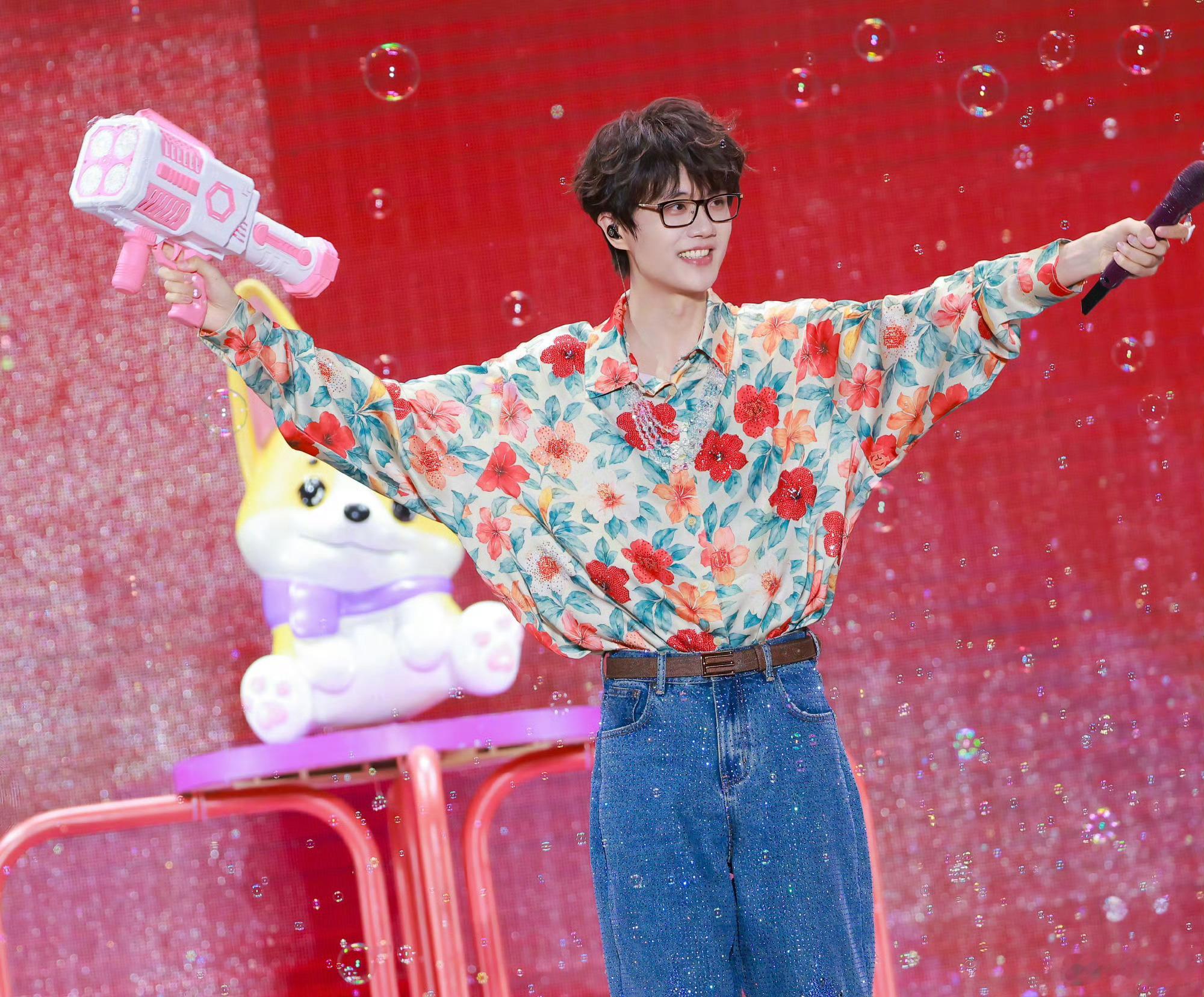 许嵩安泊猜想演唱会许嵩生日官宣新专辑新巡演 许嵩携《安泊猜想》归来，6月新专7月