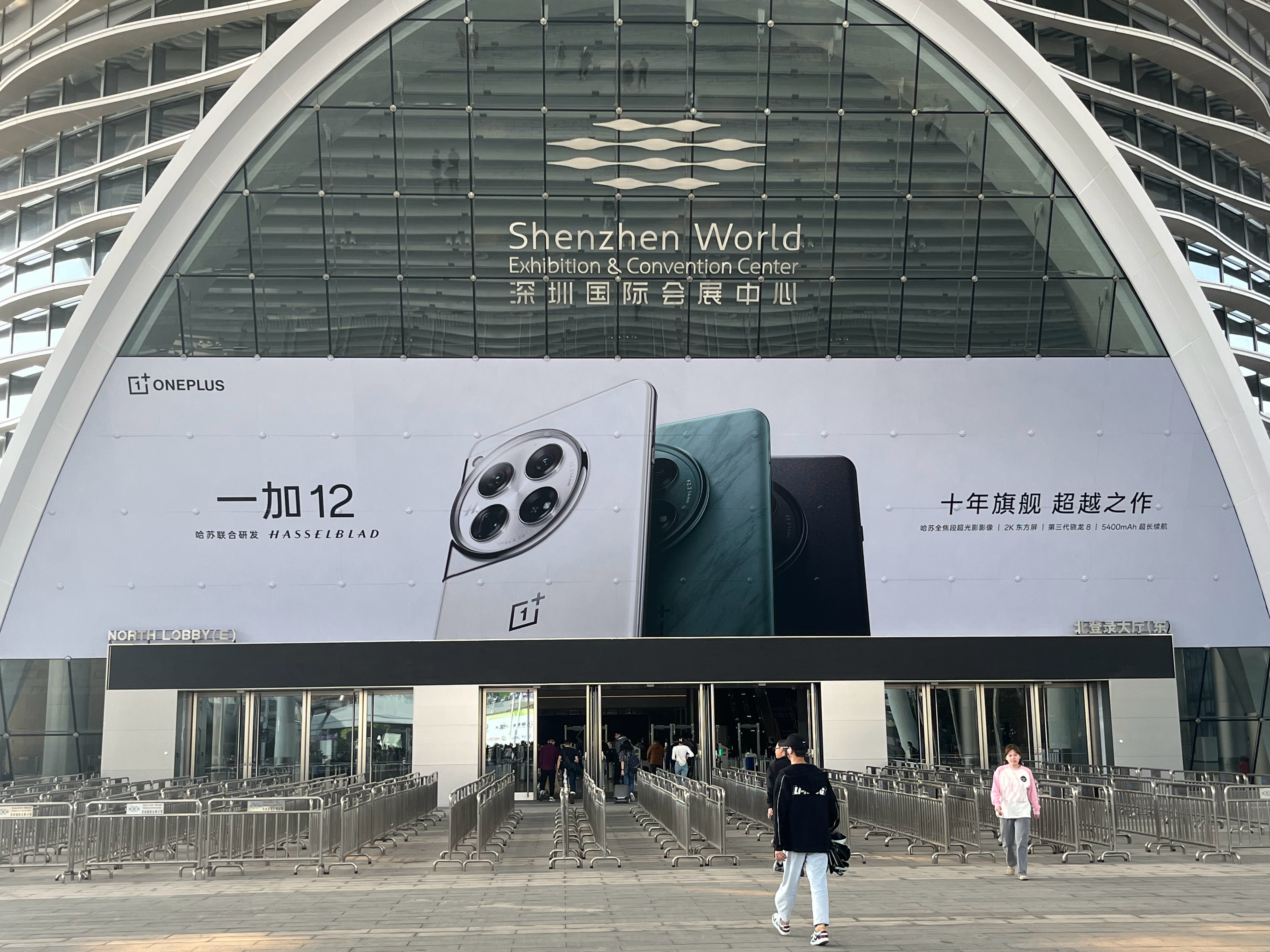 来一加 12 发布会啦！！门口现场好多粉丝，打听一问才知道是于适啊[老师好][老