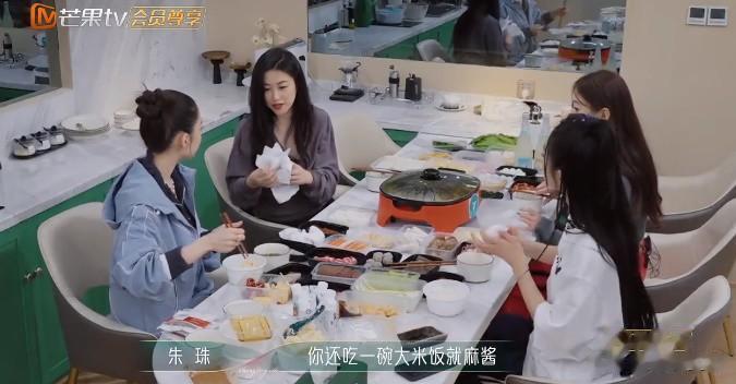吉娜不单是东北口音，就连说话做事也像东北人，太实诚了...

姐姐们聚在一起吃火