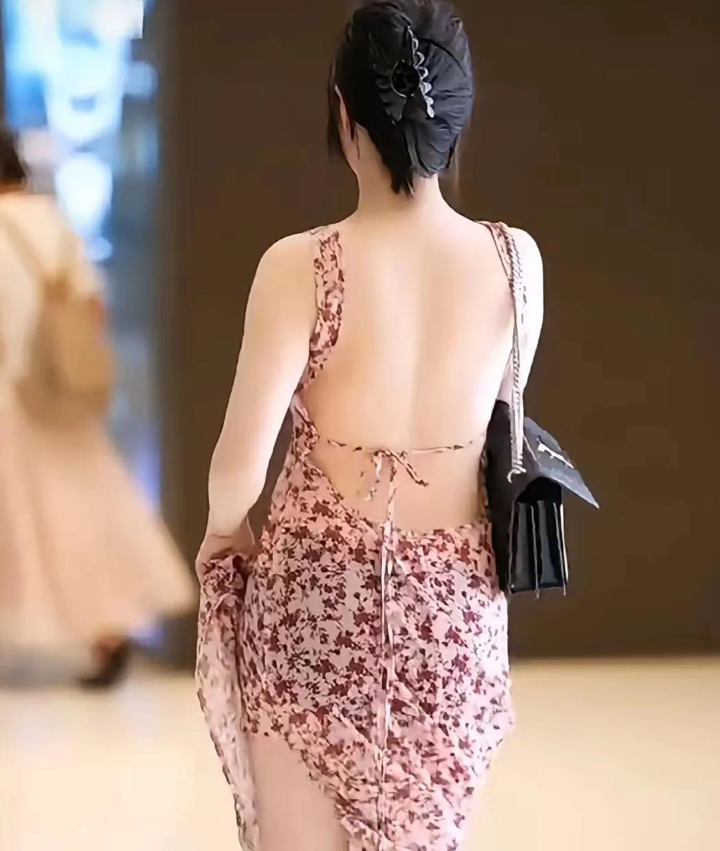 三八二十四行：夏芒贴
文/半岛诗人

1.
晾衣绳垂钓影子
蝴蝶穿过针脚时
光线