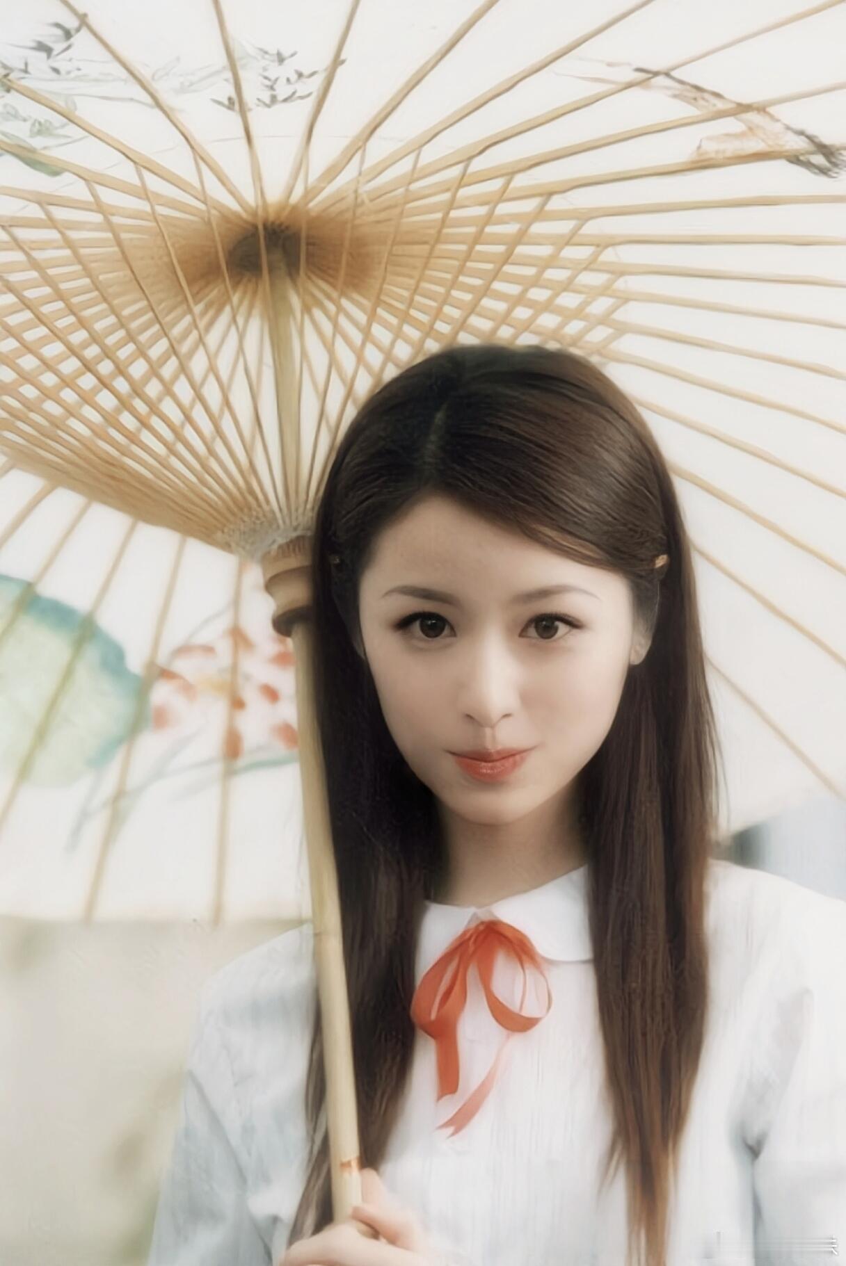 放到现在也是清纯得很出挑。大眼睛水灵灵的林心如带女儿故地重游