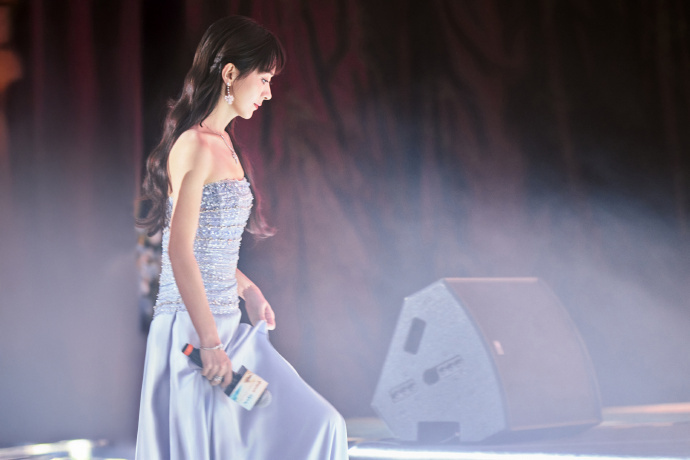 赵丽颖银光漫雾静中生柔赵丽颖静立光影 赵丽颖静立光影，赵丽颖银光漫雾静中生柔，这