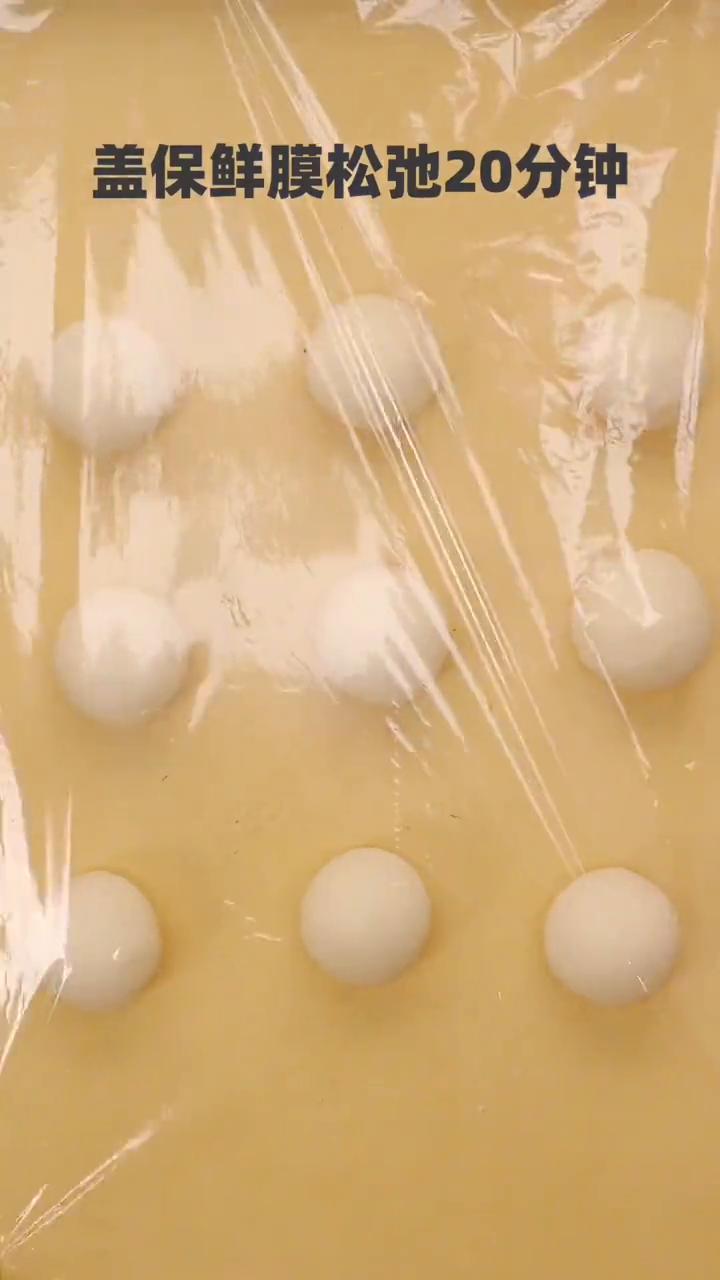 立春吃春饼，一个视频教会你。
·普通面粉300g、盐1小勺、清水90ml、85m