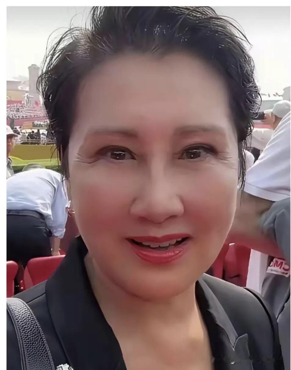 她的皮肤保养的不错，60多岁了没有满脸都是褶子，只是有些鱼尾纹，整体上看不错，但