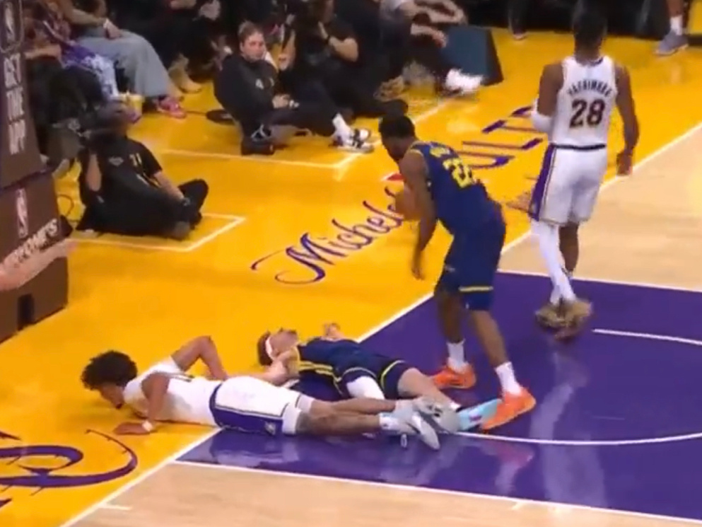 维金斯静静等候把钵钵鸡拉起[拳头]#勇士vs湖人##湖勇大战# ​​​