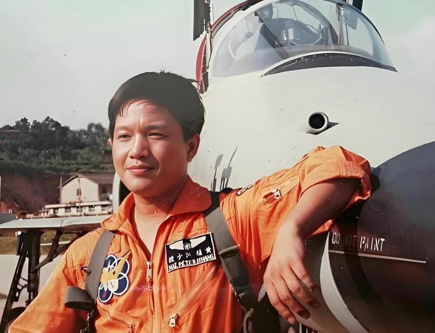 "我出生于台湾，由于不满祖国与台湾长时间隔离，为了响应祖国和平统一的号召，于本月