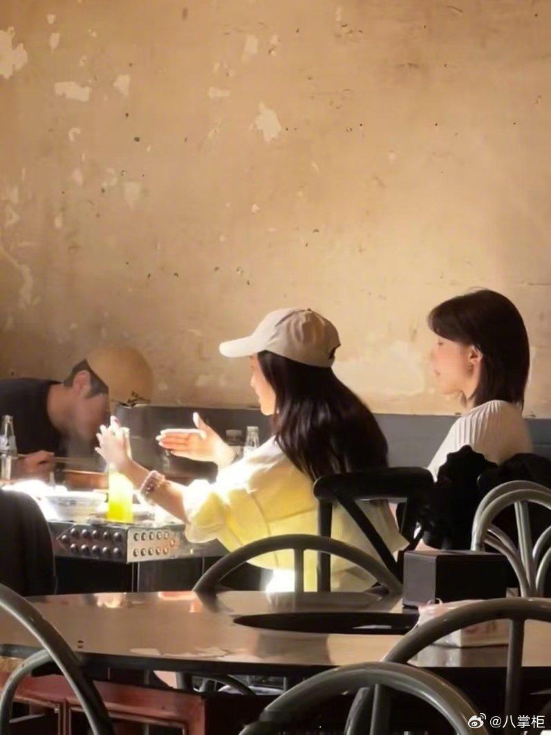 #陈小纭刘美含王润泽聚餐# 网友在火锅店偶遇陈小纭刘美含王润泽一起聚餐，几人边吃