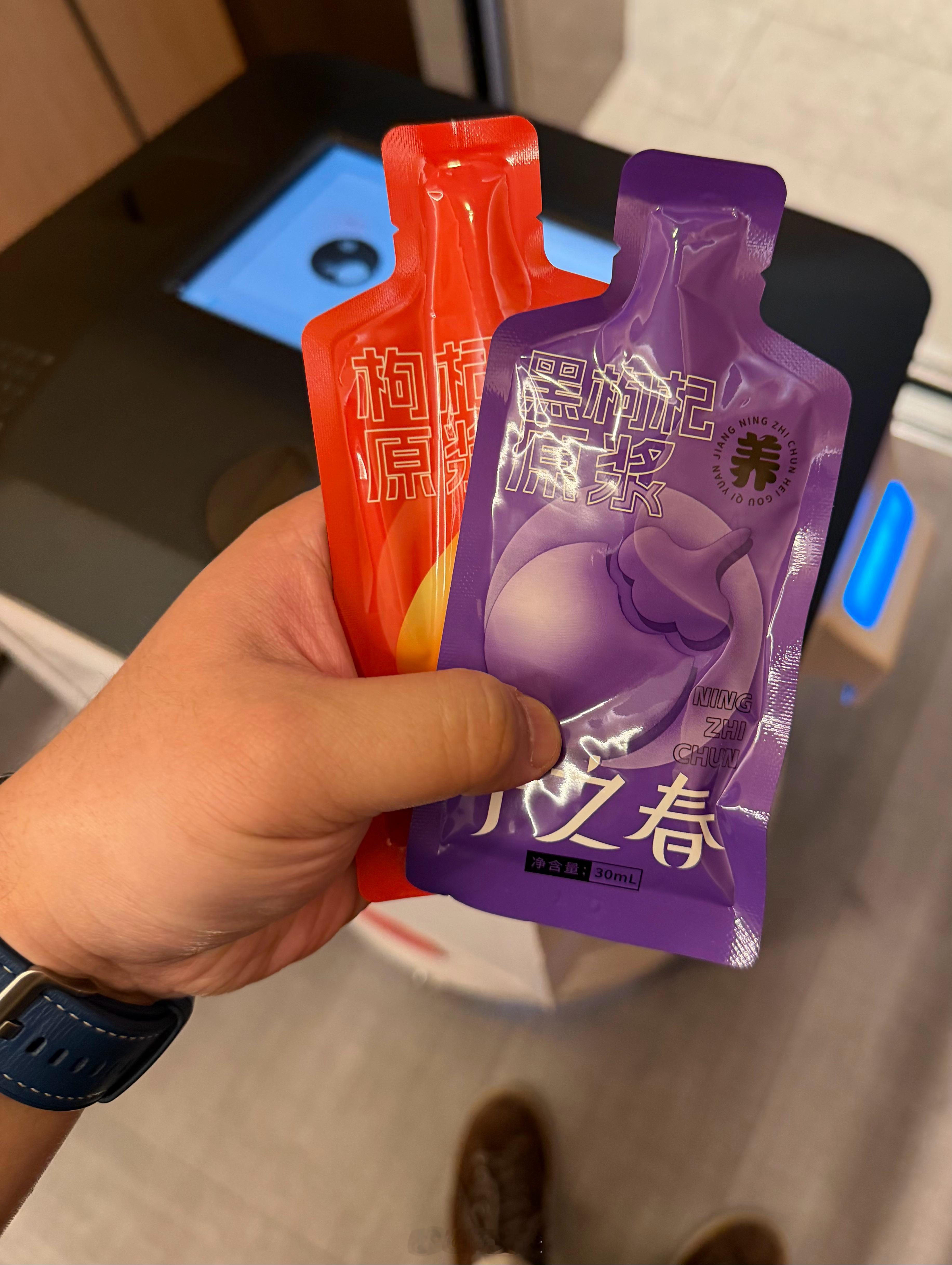 大哥跟我说，晚上喝黑枸杞原浆，早上喝红枸杞原浆，持续坚持 60 天，整个人状态都