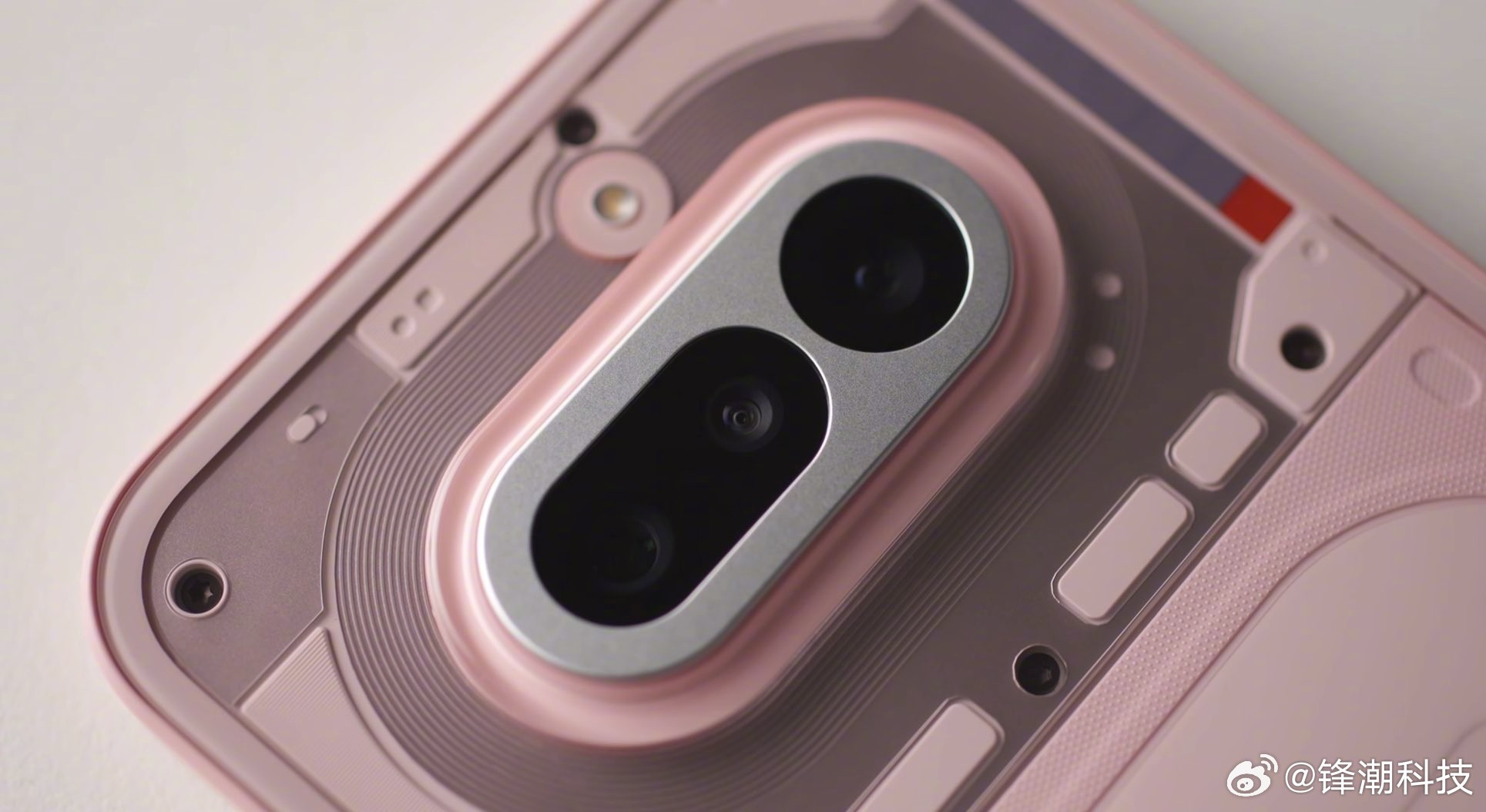 Nothing Phone (4a) 这次居然还有粉色。