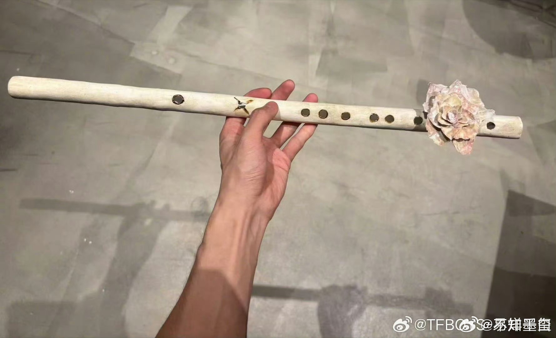 易烊千玺做坏一支笛子就吃一包辣条易烊千玺做这支笛子吃了几包辣条 在他看来，报废断