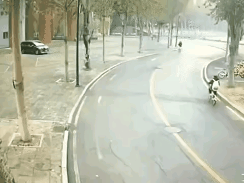 两个都是无接触事故，一个开车走了啥事没有，一个是下车把人扶起来就摊上事了，差点赔