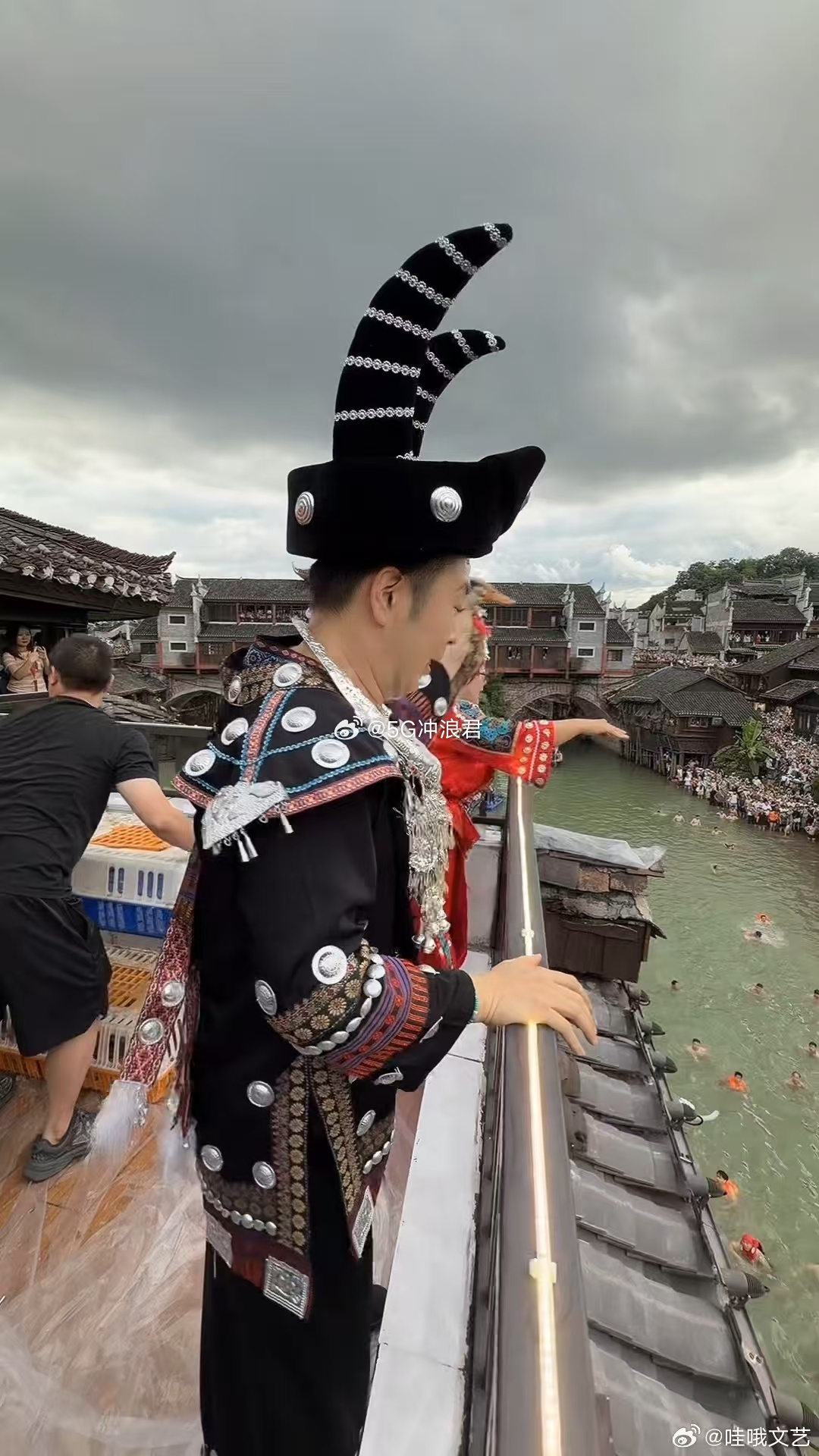 杜海涛也来凤凰古城抢鸭子大赛了数百只鸭子涌入沱江的瞬间场面炸裂，人们在水中追逐争