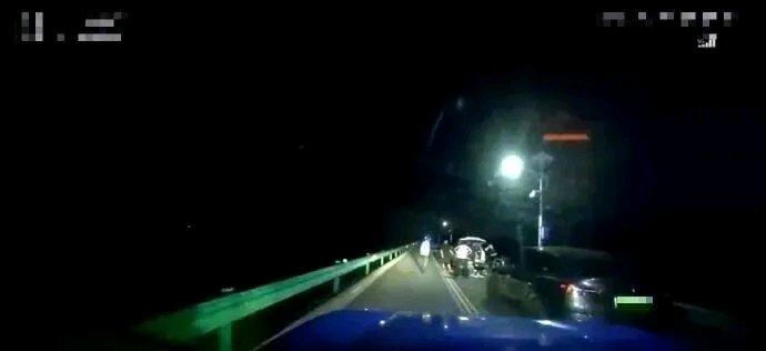 5人夜晚在道路中间摆桌吃饭，这事儿听起来就离谱！6月7日晚，江苏溧阳神女湖大坝路