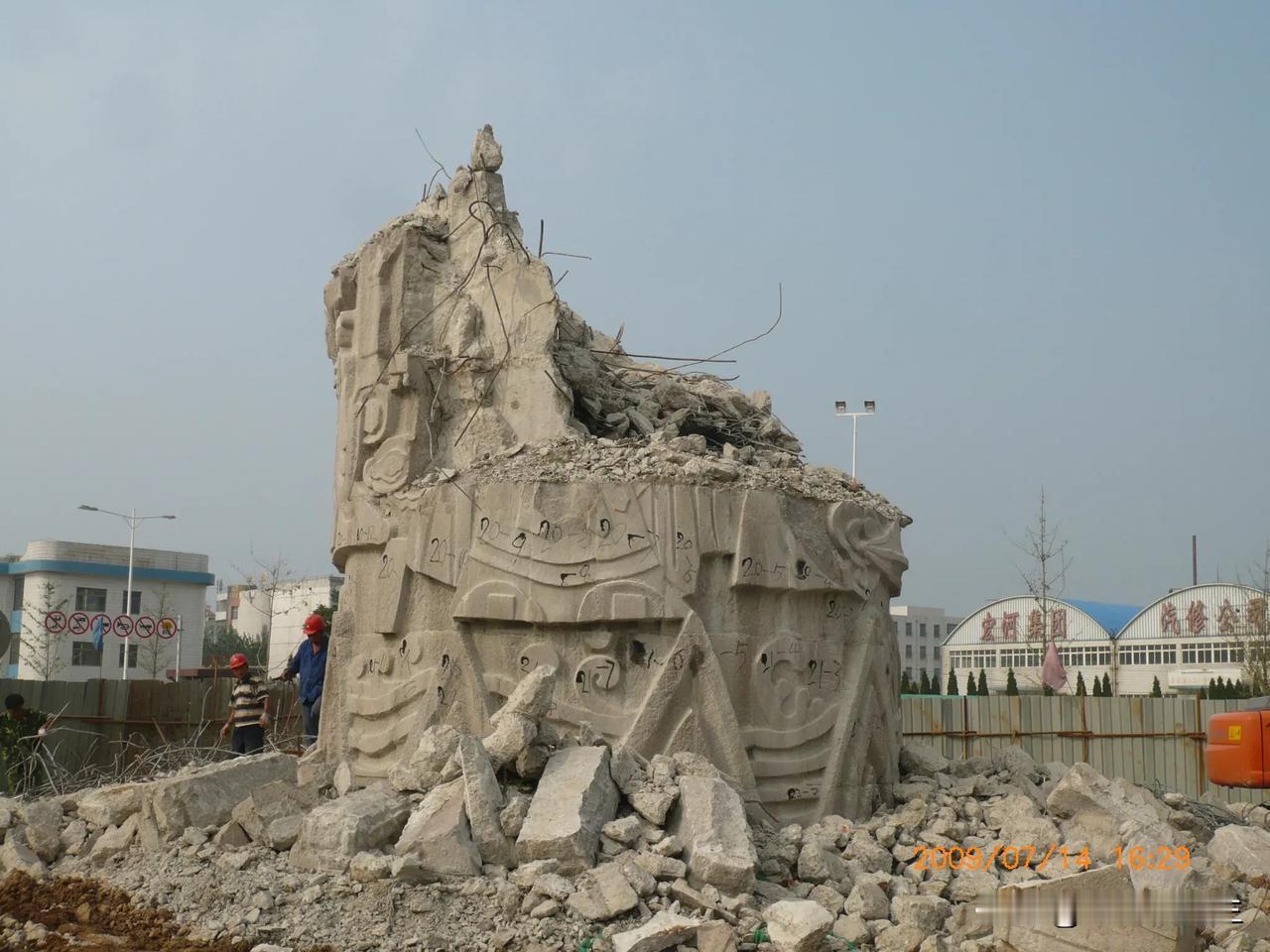 邹城的盘龙柱移迁过程中，有很多传奇故事的发生。邹城的朋友们，你们都听说过什么故事