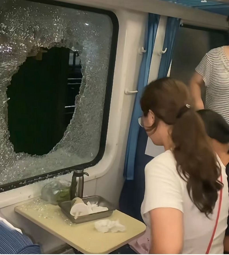 脱线列车上砸窗乘客被批评教育！铁路部门：闷热未达破窗程度