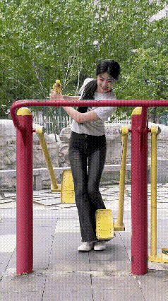 这个难度太大了，对女孩的协调性要求很高的，一般人很难躲过这个，砸脚上很痛的[捂脸