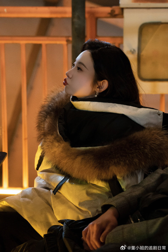 张艺凡一笑起来我什么都招了谁能扛得住张艺凡的笑容啊！软甜又干净，眼睛亮晶晶的像装