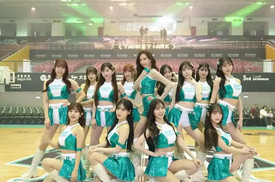 51岁林志玲跳女团舞，全网炸了
 
昨天台北慈善夜，她扎双马尾蹦跶整首《恋爱IN