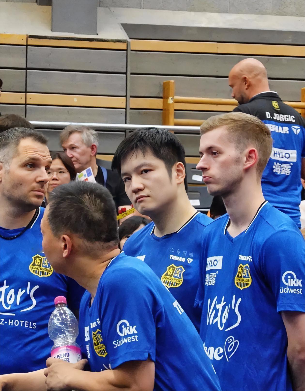 樊振东这波操作，我是真的服气。

拿了奥运金牌不说，反手就把启蒙恩师王志给“挂”