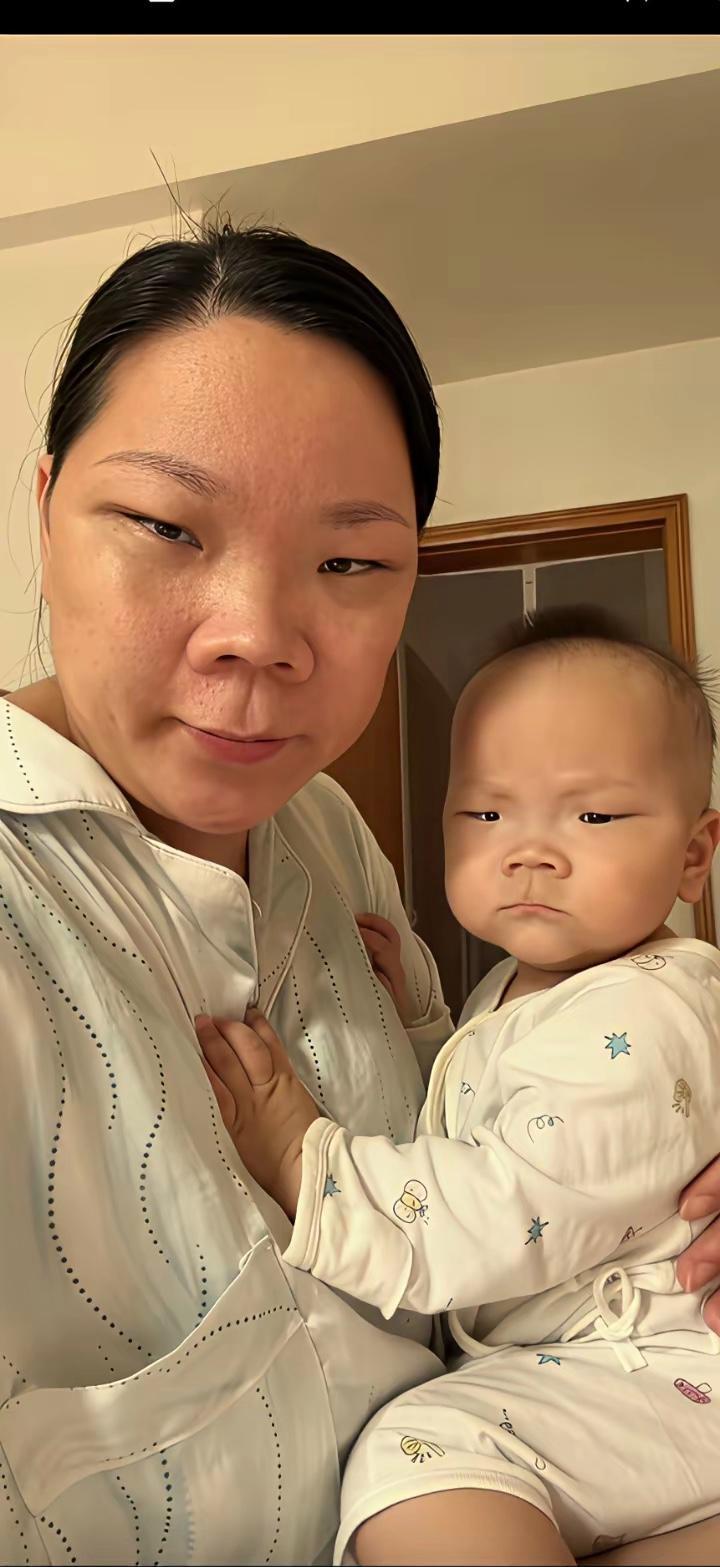 老话说儿子随妈，真是一点不假。瞅瞅这娘俩，基因简直绝了，长得简直是一个模子刻出来