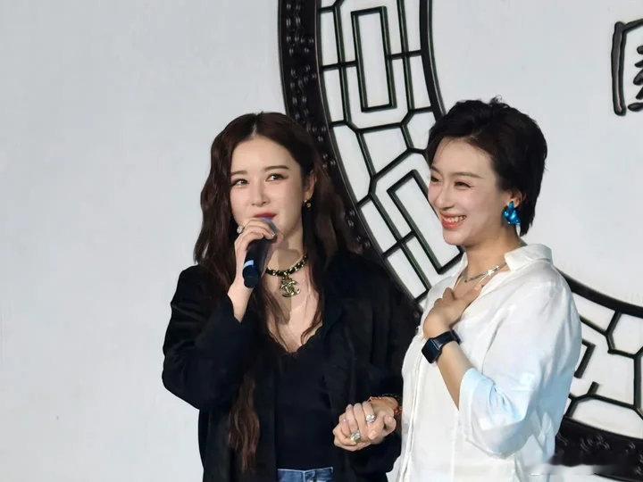 阚清子侯宇清唱我会等首先好美的两张脸！其次唱的好好听！阚清子侯宇清唱我会等🈶~