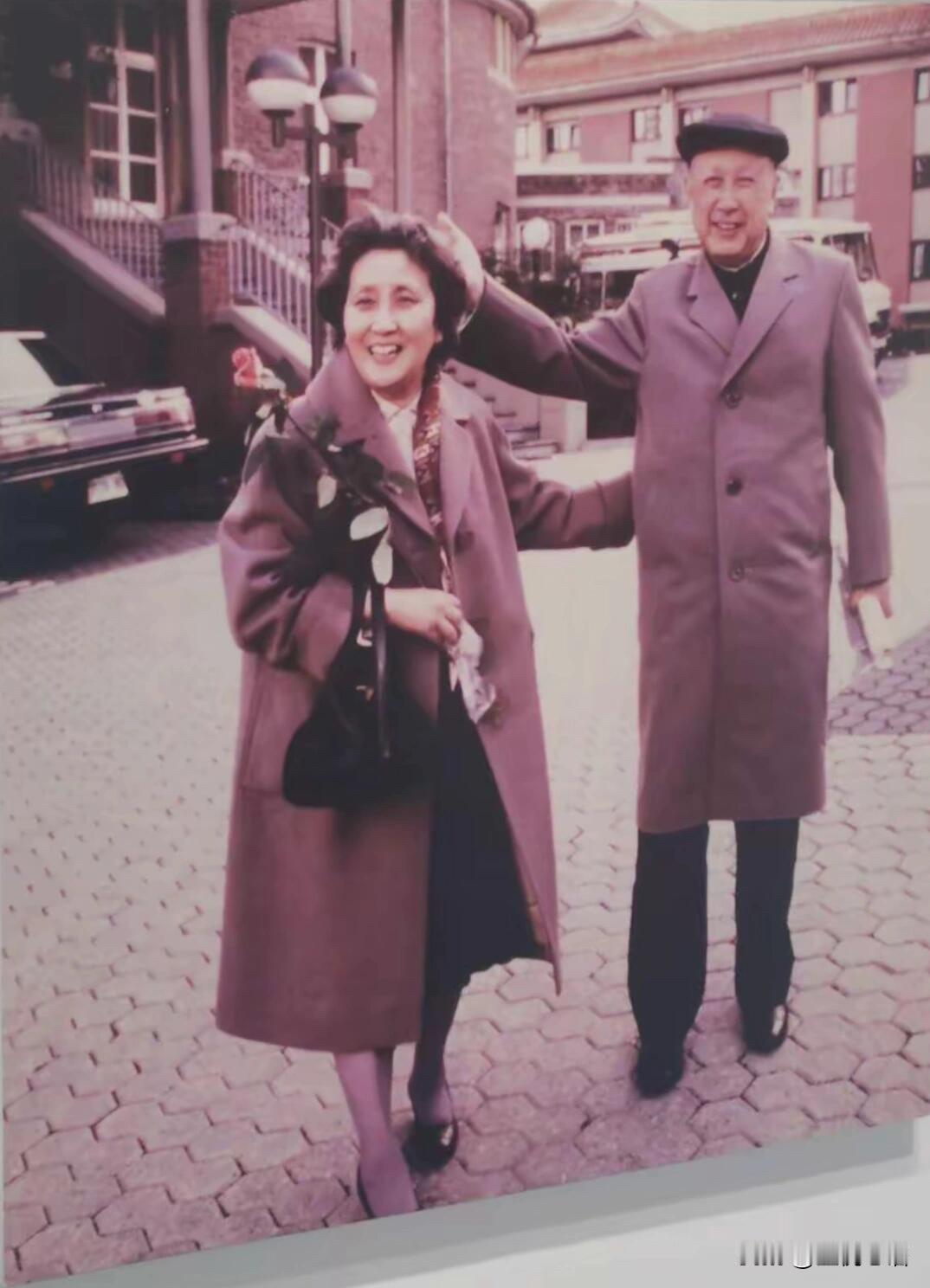 钱学森的浪漫：摸头杀配玫瑰🌹

以为钱学森是不苟言笑的硬核大佬？
看完这张老照