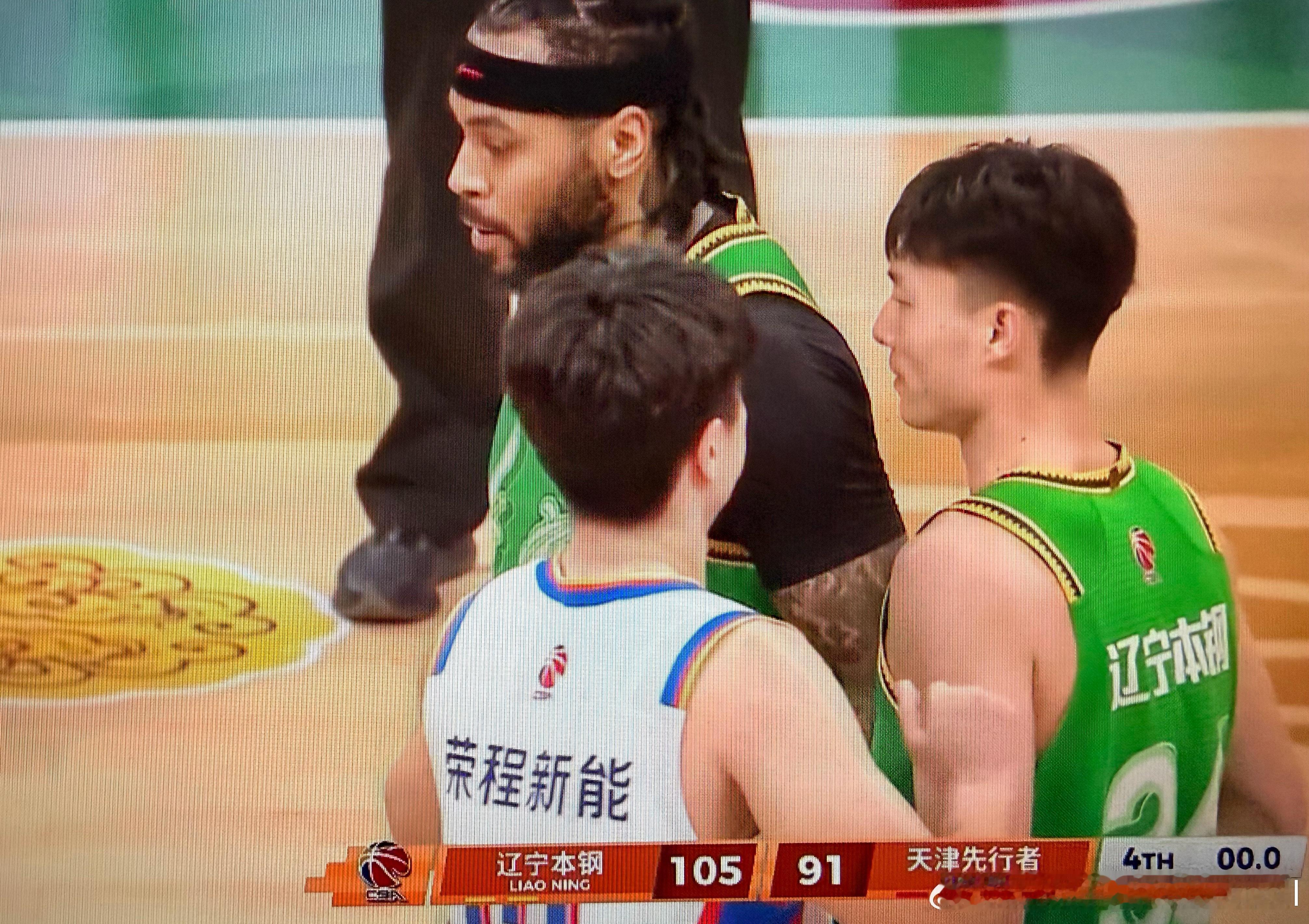 莫兰德14分22篮板，兴奋的看起来像新郎官，有了内线优势的辽宁男篮三分线外34投