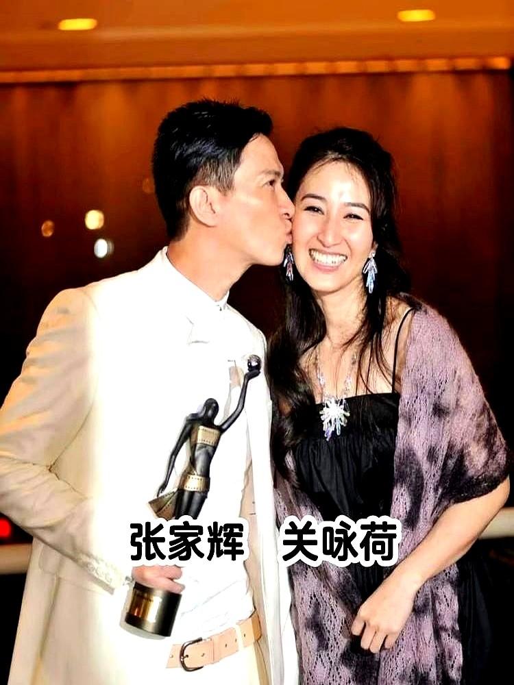 半夜，影帝张家辉突然惊醒，满脸是泪，死死抱住身边的关咏荷，哭着说：“你不要离开我