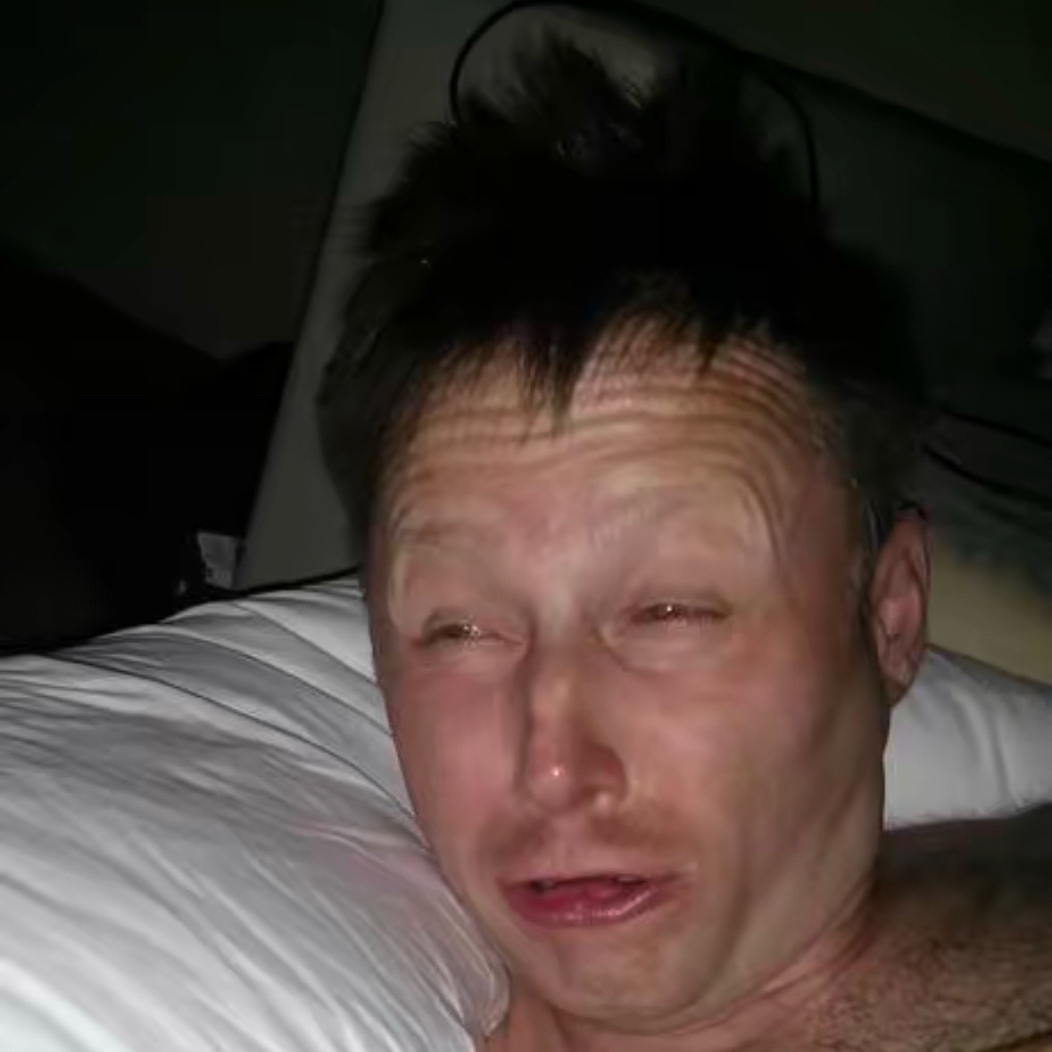 半夜睡醒喝口水摸下手机发现老露空降代言了？？？ 