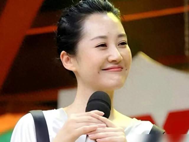 许晴被骂8年才平反：那句“上一季的人都正常”，是不敢说的真话