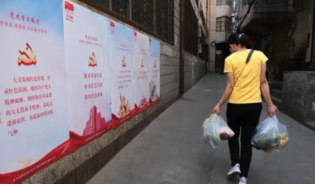他终于更新了动态，照片里抱着一只猫，嘴角有很浅的笑意。

这半年他像人间蒸发，我