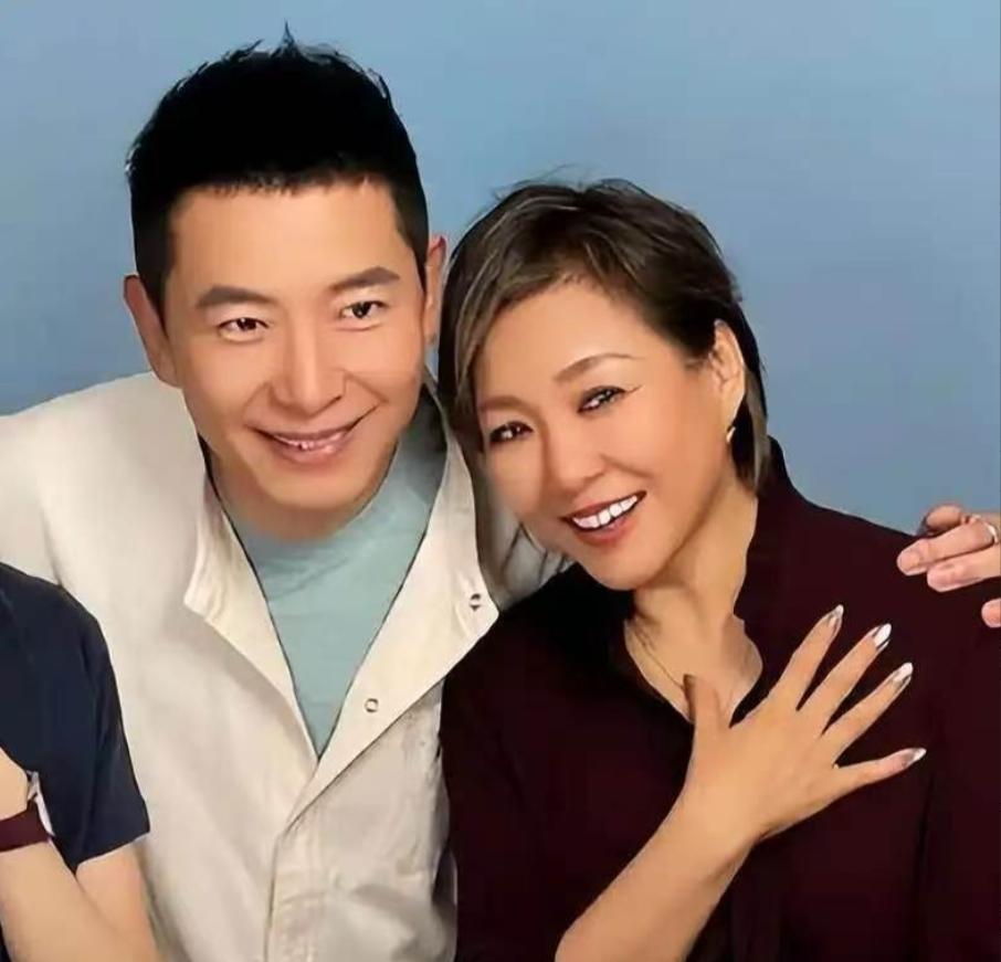 今年过年李静一个人飞去了泰国清迈陪戴军过年，俩人牵着手在街头漫步，李静穿着玫红色