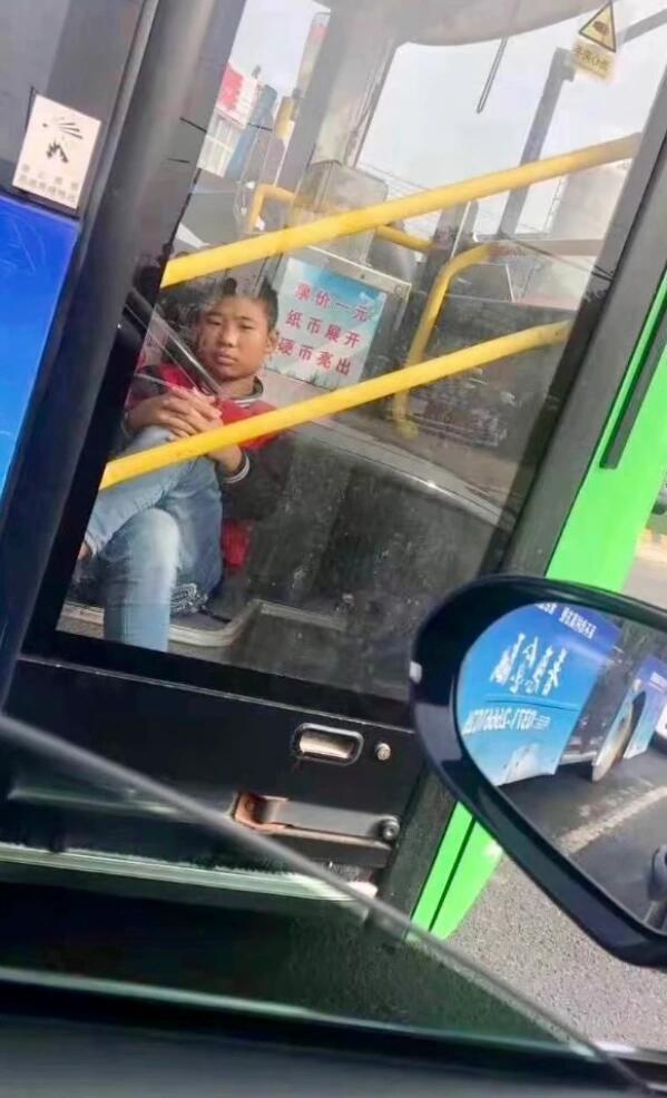 小学生放学路上都在干嘛 ​​​
