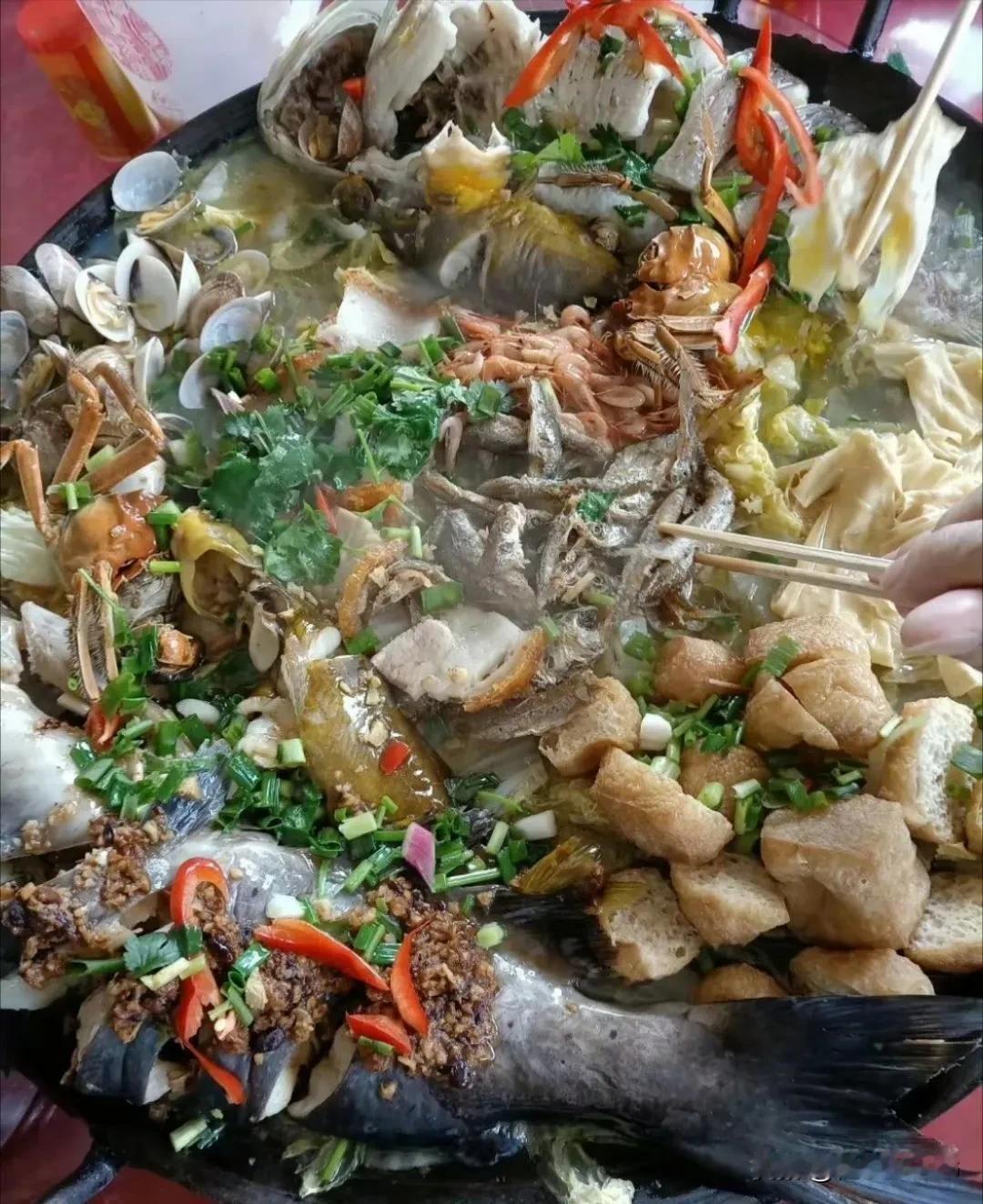 深圳城中村宵夜摊，
菜名叫“英德河八鲜”。[笑哭]