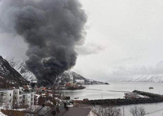 突发意外！挪威加油站突发大火连环炸，这场突发险情直接惊动当地应急部门，数百人被迫