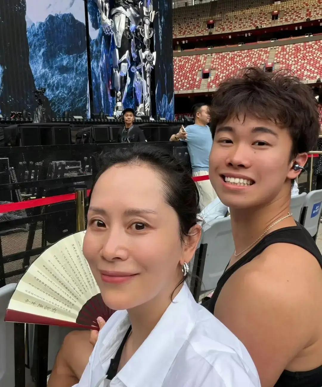 海清头一回把亲儿子带上热搜，是2026年6月27号，俩人去鸟巢看周杰伦演唱会。