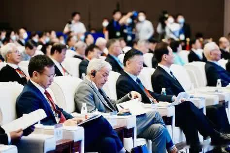 美国航母出海，竟然塞了上千名女兵。很多人以为美国人是在搞政治正确，弄些“花瓶”上
