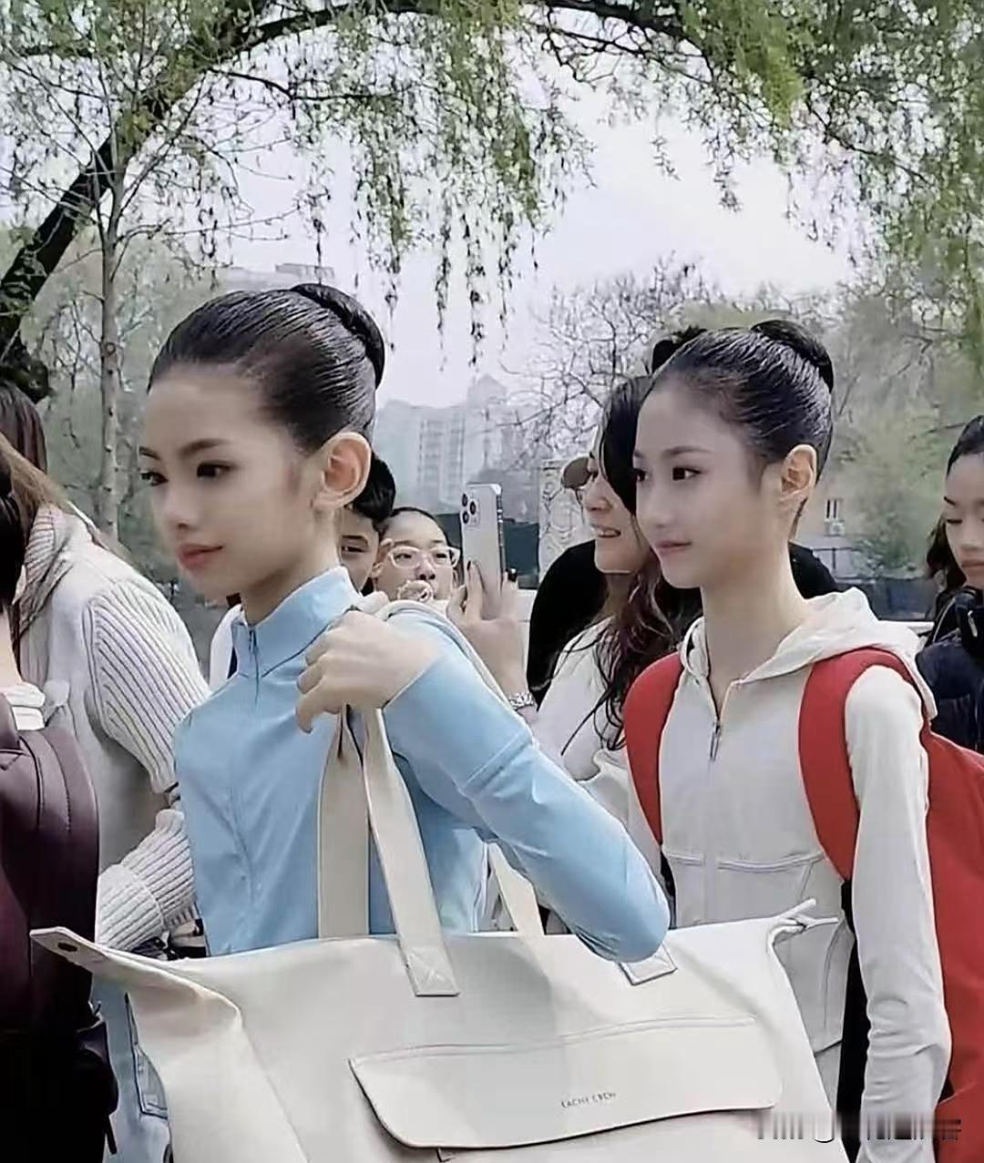 今天刷到北戏招生现场的照片，瞬间被画面里两位小姑娘惊艳到，忍不住反复看了好几遍，