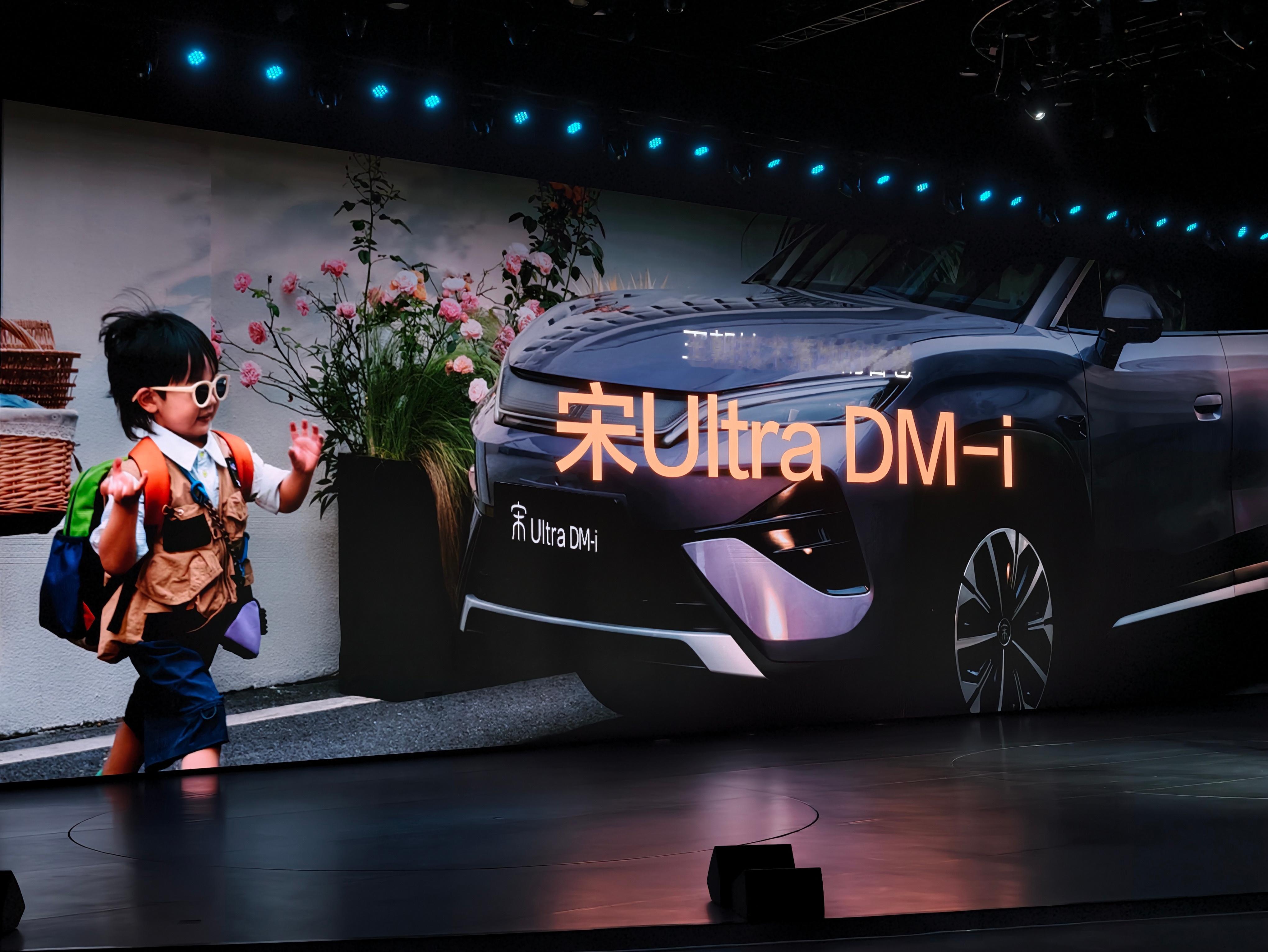 宋Ultra DM-i搭载了天神之眼B辅助驾驶激光班，即使在城中村这种地狱级的路