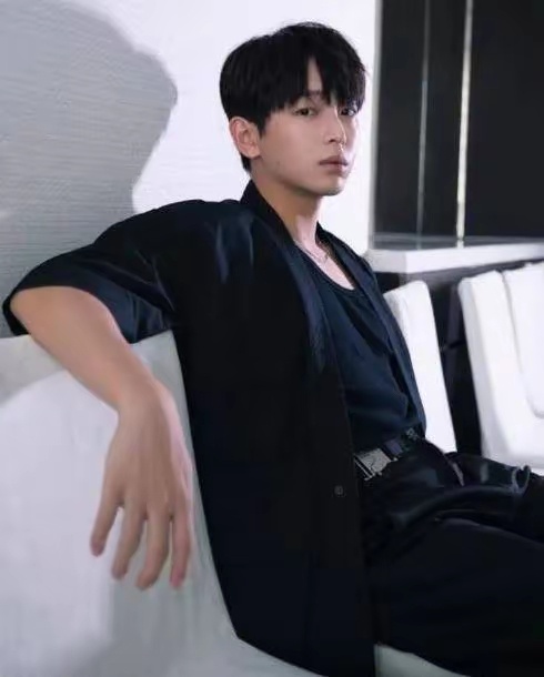 #彭昱畅直播回应黄磊做饭好吃#彭昱畅在直播中巧妙回应了关于黄磊做饭的话题。他坦诚