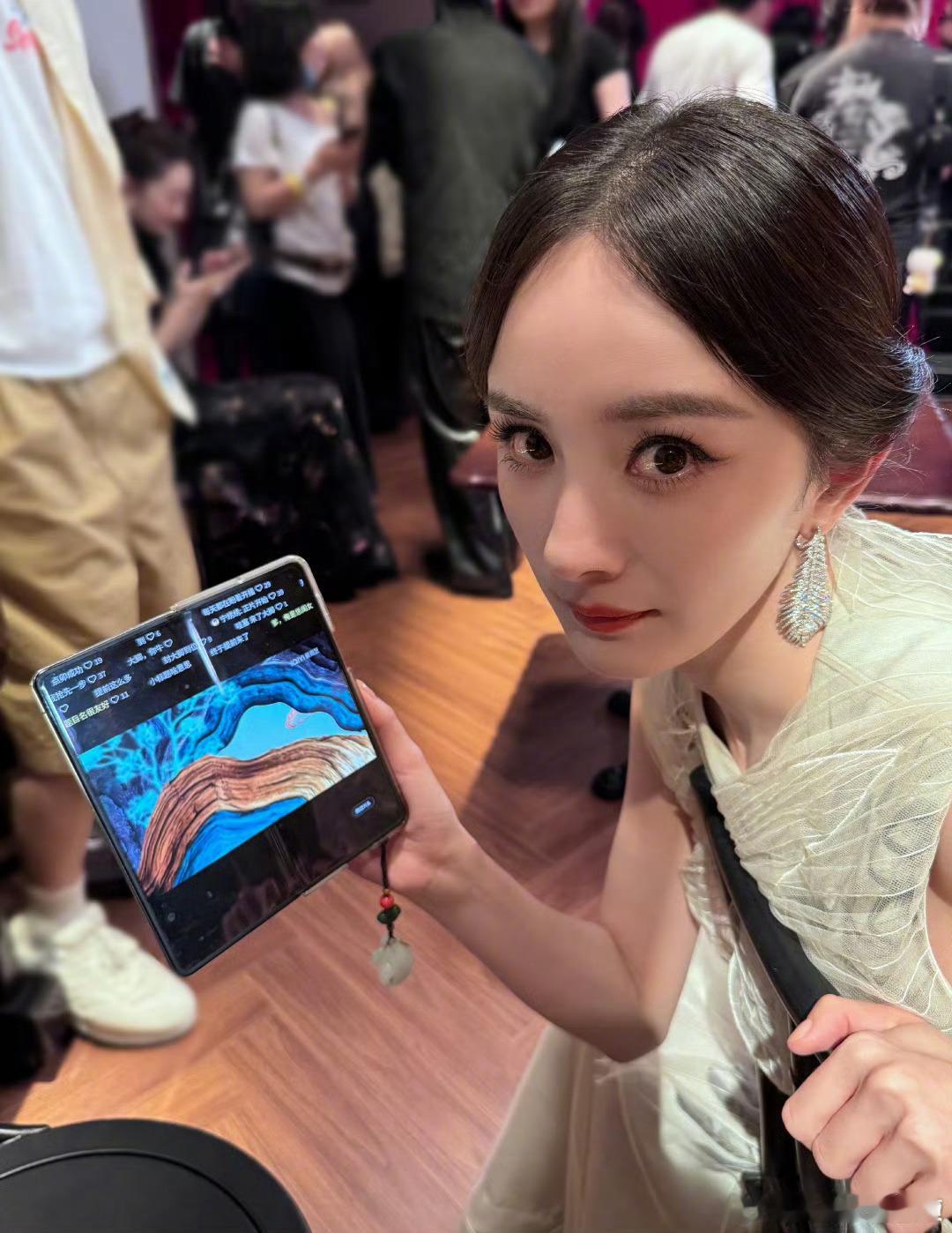 剧宣标杆 85花杨幂90花杨紫杨幂和杨紫都是我的女神！最近追《生万物》被大幂幂演