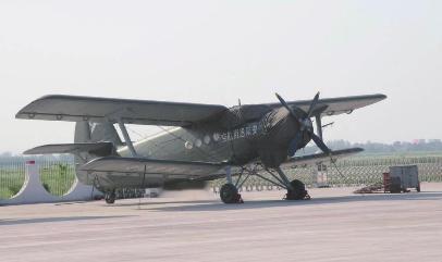 每天认识一件兵器 运-5运输机［中］运-5运输机是中国第一种自行制造的运输机，由