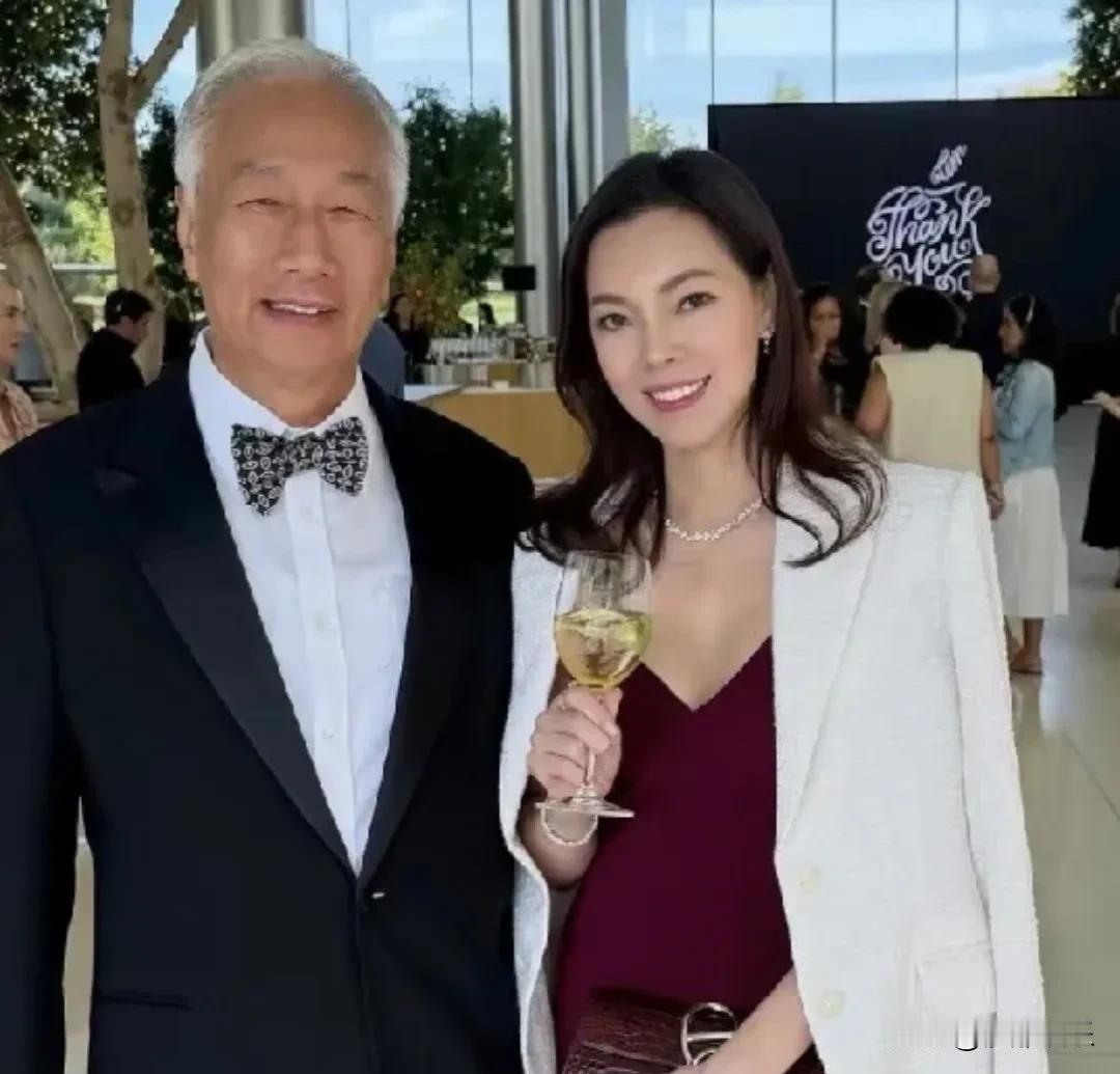 郭台铭携娇妻高调出席库克退休晚宴！76岁满头白发，52岁曾馨莹穿低胸装！

8月
