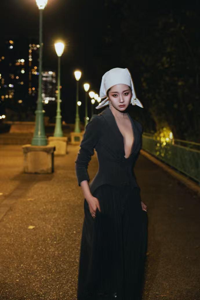 万千惠戴珍珠耳环少女既视感万千惠巴黎夜晚上演名画出逃很难不被这组外景大片打动。万